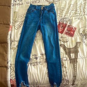 Pants in good condition 😊.  Pantalones en buena condición😊